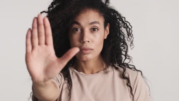 Porträt Einer Jungen Strengen Afroamerikanerin Die Selbstbewusst Wirkt Und Stopp — Stockvideo