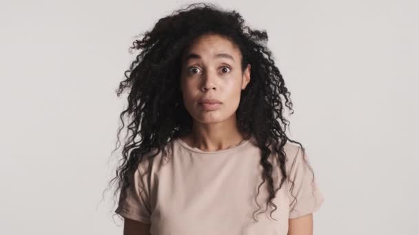 Удивительная Афроамериканка Темными Пушистыми Волосами Выглядящая Расстроенной Белом Фоне — стоковое видео
