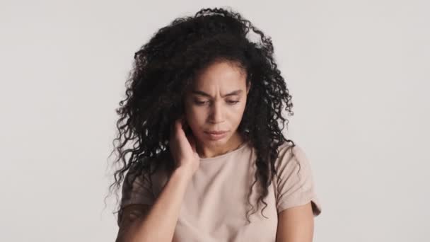 Mujer Afroamericana Trastornada Con Cabello Velludo Oscuro Que Seria Posando — Vídeos de Stock