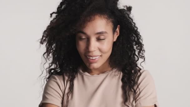 Jovem Flerte Afro Americano Mulher Com Cabelo Macio Escuro Olhando — Vídeo de Stock