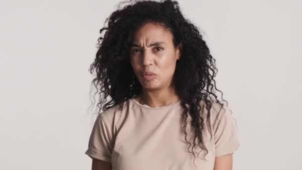 Joven Mujer Afroamericana Insatisfecha Con Algo Tiene Rostro Hosco Cámara — Vídeos de Stock
