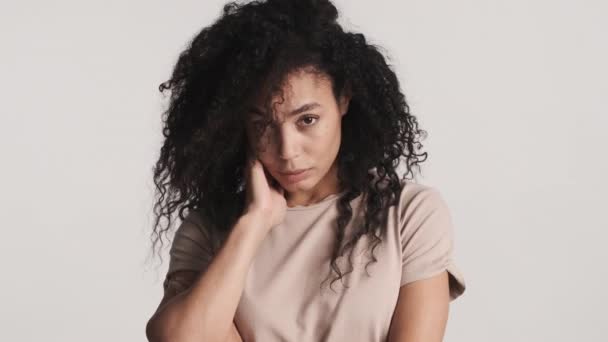 Beleidigte Afroamerikanerin Mit Dunklen Flauschigen Haaren Die Auf Weißem Hintergrund — Stockvideo