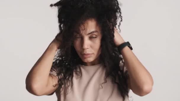 Junge Schöne Afroamerikanerin Mit Dunklen Flauschigen Haaren Die Vor Der — Stockvideo