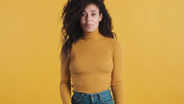 Junge Stylische Afroamerikanerin Mit Dunklem Flauschigem Haar Lässig Gekleidet Und — Stockvideo