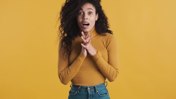 Schöne Überraschte Afro Frau Mit Dunklem Flauschigem Haar Lässiger Kleidung — Stockvideo