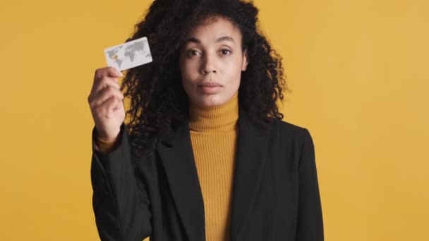 Joven Mujer Negocios Afroamericana Vestida Con Chaqueta Negra Clásica Que — Vídeo de stock