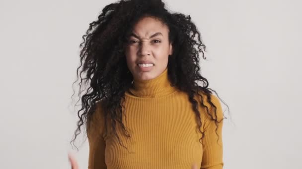 Boos Geïrriteerde Afro Amerikaanse Vrouw Met Donker Pluizig Haar Zwaaiend — Stockvideo