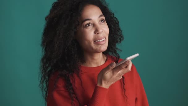 Aantrekkelijke Afro Amerikaanse Vrouw Het Opnemen Van Voice Message Naar — Stockvideo