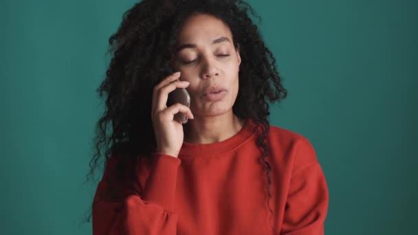Giovane Bella Donna Afroamericana Con Capelli Scuri Soffici Parlando Smartphone — Video Stock