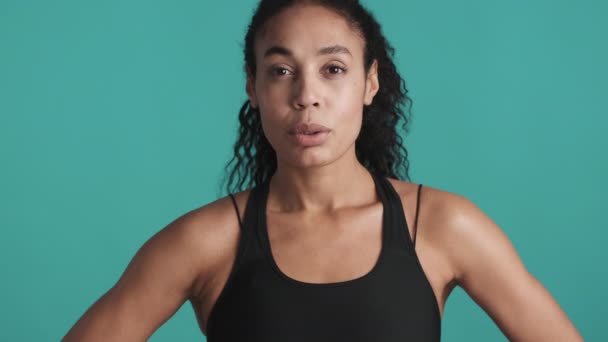 Wanita Muda Afrika Amerika Yang Cantik Mengenakan Bra Olahraga Pernapasan — Stok Video