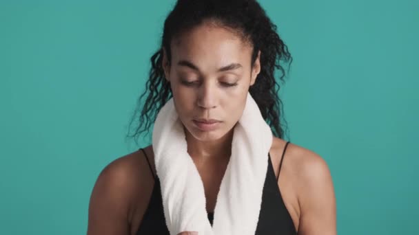 Close Afrikansk Amerikansk Kvinde Med Håndklæde Skulderen Ser Lige Kameraet – Stock-video