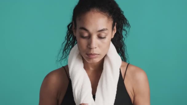 Close African American Woman Towel Shoulder Looking Straightly Camera Tired — Stock Video