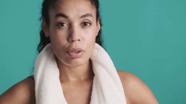 Acercamiento Mujer Afroamericana Con Toalla Los Hombros Haciendo Inhalar Exhalar — Vídeo de stock