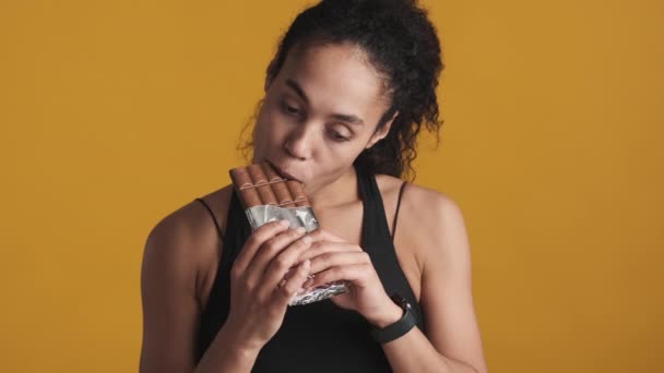 Jovem Mulher Afro Americana Engraçada Vestida Com Sutiã Esporte Comer — Vídeo de Stock