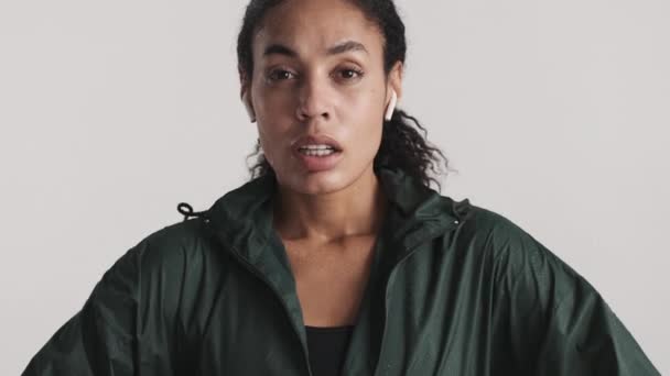 Wanita Muda Afrika Amerika Basah Dengan Earphone Nirkabel Terlihat Lelah — Stok Video