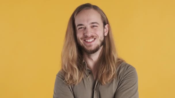 Jovem Loiro Cabelos Longos Homem Olhando Feliz Rindo Câmera Isolada — Vídeo de Stock