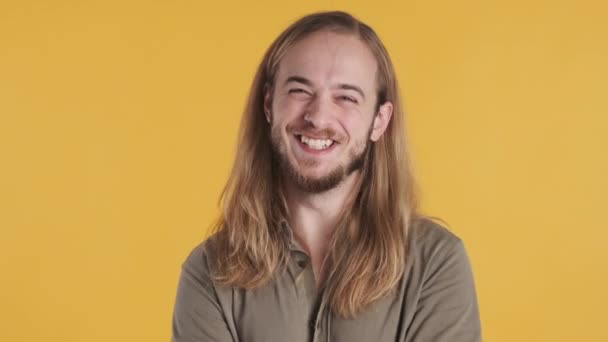 Jeune Homme Blond Aux Cheveux Longs Riant Caméra Isolé Sur — Video