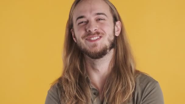 Νεαρός Ξανθός Άντρας Μακριά Μαλλιά Χαμογελά Μπροστά Στην Κάμερα Πολύχρωμο — Αρχείο Βίντεο