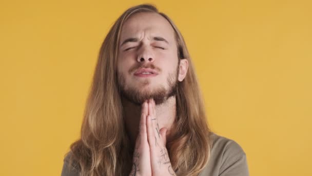 Mladý Světlovlasý Muž Zkříženými Prsty Vzhlíží Doufá Modlí Izolovaně Žlutém — Stock video