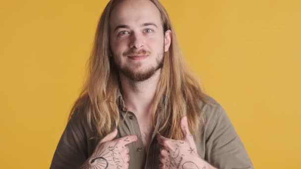 Junger Langhaariger Blonder Mann Der Aufgeregt Jubelt Und Vor Gelbem — Stockvideo