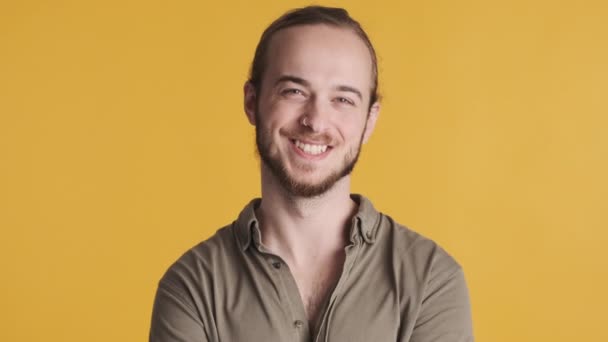 Młody Atrakcyjny Brodaty Mężczyzna Uśmiechnięty Przed Kamerą Żółtym Tle Szczęśliwy — Wideo stockowe