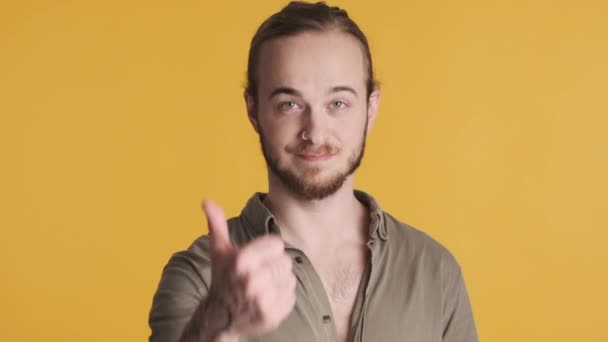 Привабливий Усміхнений Бородатий Хлопець Тримає Великий Палець Затверджуючи Ваш Вибір — стокове відео