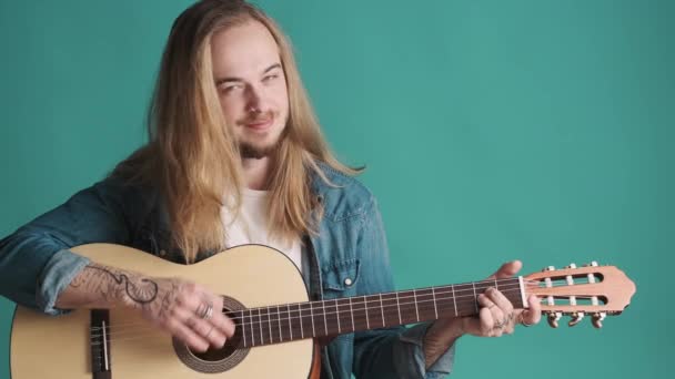 Atractivo Hombre Rubio Pelo Largo Vestido Con Ropa Casual Tocando — Vídeos de Stock