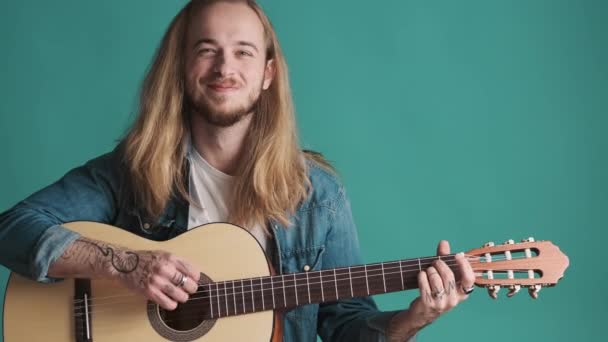 Atraente Loiro Cabelos Longos Olhando Feliz Tocando Guitarra Acústica Preparando — Vídeo de Stock