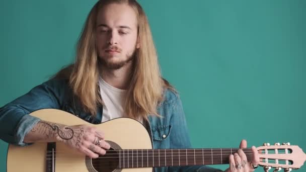 Pensivo Loiro Cabelos Longos Tocando Guitarra Olhando Pensativo Isolado Fundo — Vídeo de Stock