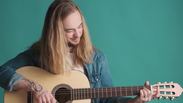 Junger Langhaariger Blonder Mann Der Auf Der Akustikgitarre Spielt Und — Stockvideo