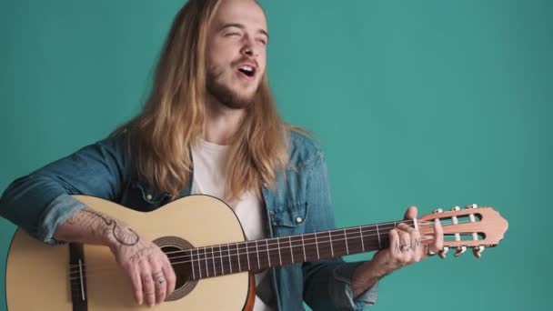 Joven Músico Rubio Pelo Largo Que Parece Inspirador Tocar Guitarra — Vídeos de Stock