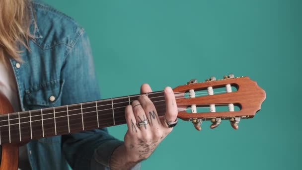 Zbliżenie Zdjęcia Młodego Tatuażysty Grającego Gitarze Odizolowanego Niebieskim Tle Mężczyzna — Wideo stockowe