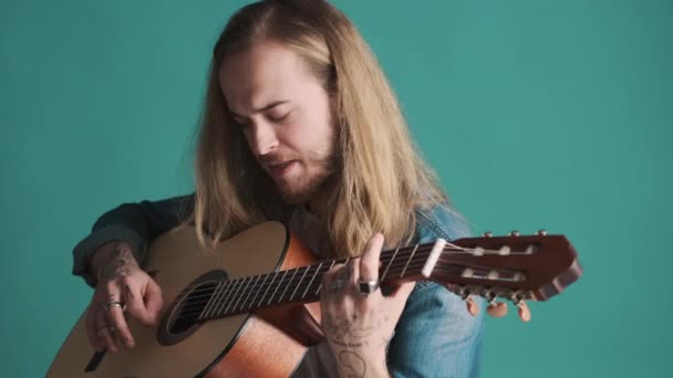 Junge Langhaarige Blonde Musiker Die Konzentriert Auf Einer Akustikgitarre Vor — Stockvideo