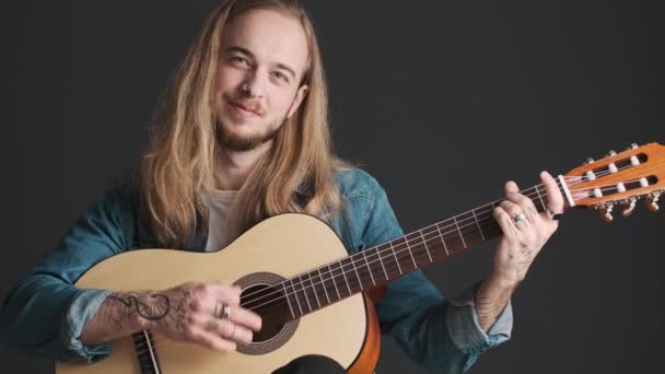 Jeune Musicien Blond Aux Cheveux Longs Jouant Guitare Acoustique Air — Video