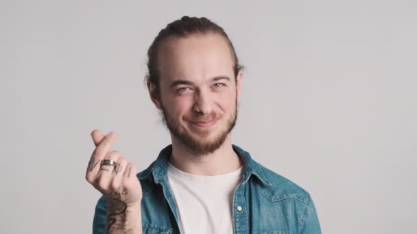 Молодой Бородатый Мужчина Выглядящий Счастливым Зарабатывая Деньги Жест Трения Пальцами — стоковое видео