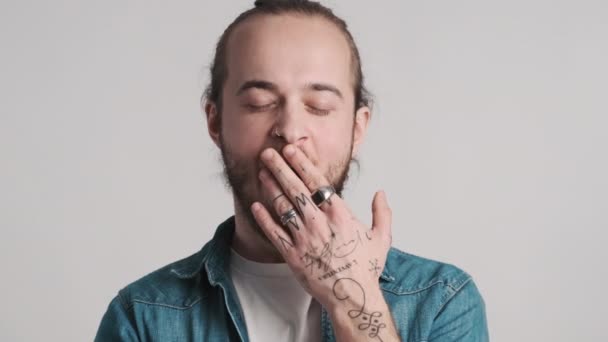 Portrait Beau Barbu Gardant Les Yeux Fermés Bâillant Sur Caméra — Video