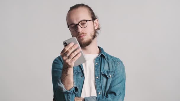 Atraktivní Koncentrovaný Vousatý Muž Nosí Brýle Pomocí Smartphone Výběru Zboží — Stock video