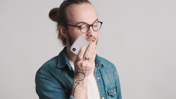 Atraktivní Stylový Vousatý Chlap Brýlích Nahrávání Hlasové Zprávy Pomocí Smartphonu — Stock video