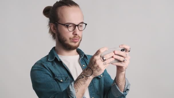 Jovem Cara Barbudo Elegante Óculos Jogando Jogos Online Smartphone Sobre — Vídeo de Stock