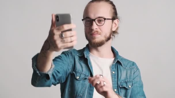 Mladý Vousatý Muž Brýlích Selfie Smartphonu Pro Sociální Sítě Izolované — Stock video