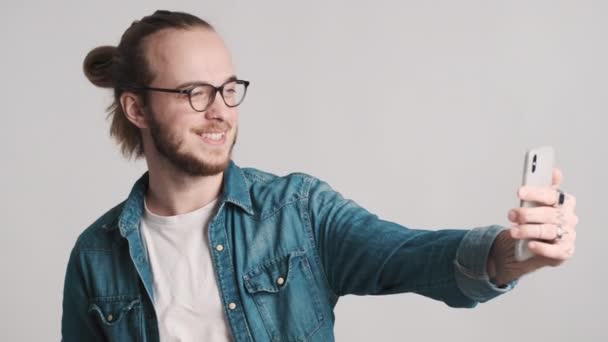 Atraktivní Stylový Vousatý Chlap Brýlích Vypadá Šťastně Brát Selfie Smartphone — Stock video