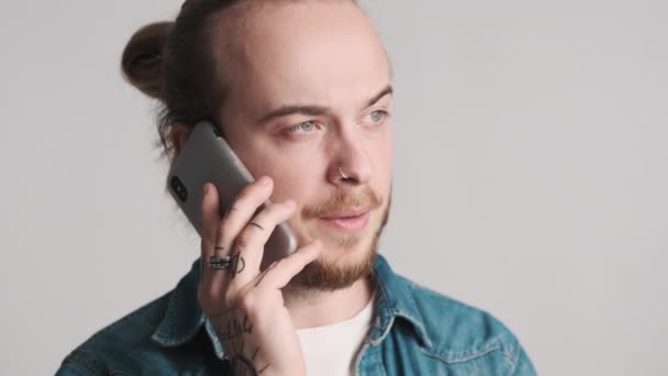 Zblízka Vážné Vousatý Muž Mluví Smartphone Řešení Pracovních Problémů Izolovaných — Stock video