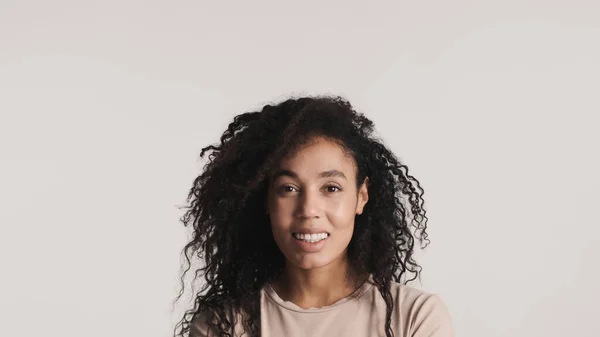 Retrato Una Joven Alegre Mujer Afroamericana Con Cabello Velludo Oscuro — Foto de Stock