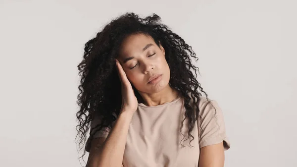 Junge Afroamerikanerin Mit Dunklem Lockigem Haar Die Müde Vor Weißem — Stockfoto