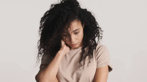 Aufgebrachte Afroamerikanerin Mit Dunklen Flauschigen Haaren Die Vor Weißem Hintergrund — Stockfoto