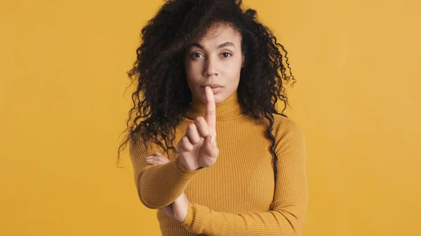 年轻的非洲裔美国女人 乌黑蓬松的头发看上去很自信 用手指在黄色背景上拍照计数 计数器 — 图库照片