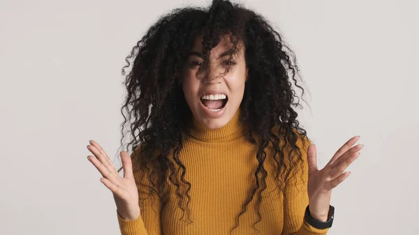 Emotionale Afroamerikanerin Mit Dunklen Flauschigen Haaren Schreit Laut Vor Der — Stockfoto