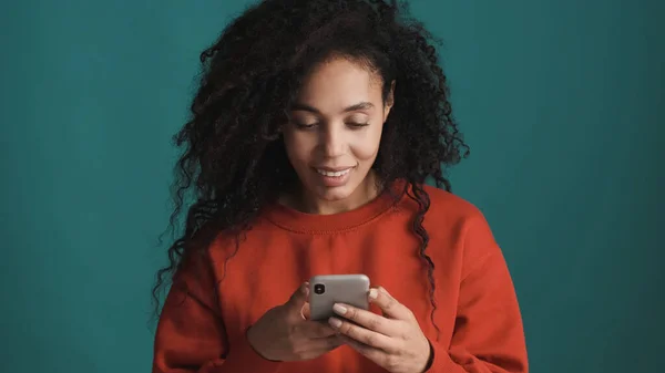 Muda Menarik Wanita Afrika Amerika Browsing Jaringan Sosial Smartphone Tampak — Stok Foto