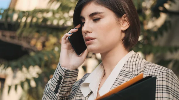 Молодая Привлекательная Деловая Женщина Выглядит Сосредоточенной Разговаривая Телефону Открытом Воздухе — стоковое фото