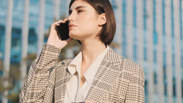 Schöne Geschäftsfrau Die Selbstbewusst Telefon Spricht Während Sie Der Innenstadt — Stockfoto